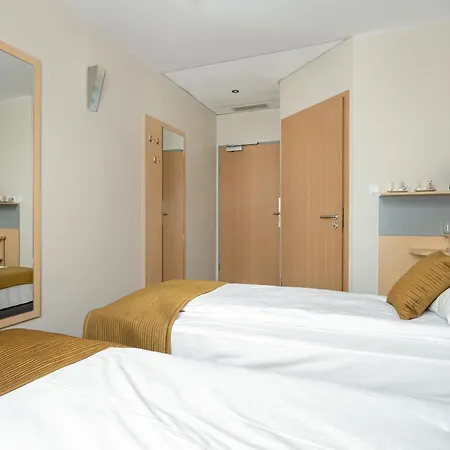 Apartment Functional With Ac Lechicka Very Berry By Renters Poznan